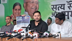 Bihar Election: Matdata soochi punreekshan par Tejaswi ka chunav aayog par teekha hamla... kaha- Aadhar card manya kyun nahi?