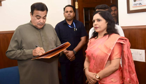 Mantri Nitin Gadkari se samajsevika Dr. Mamtamayi Priyadarshani ne sadak chodikaran ki maang ki