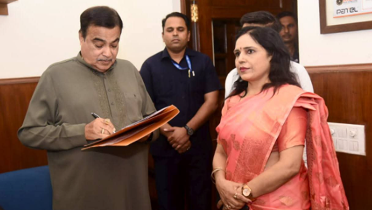 Mantri Nitin Gadkari se samajsevika Dr. Mamtamayi Priyadarsh Mantri Nitin Gadkari se samajsevika Dr. Mamtamayi Priyadarsh