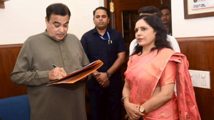 Mantri Nitin Gadkari se samajsevika Dr. Mamtamayi Priyadarsh