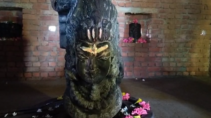 1500 saal purana Shiv mandir ke chabootra tootne se graminon 1500 saal purana Shiv mandir ke chabootra tootne se graminon