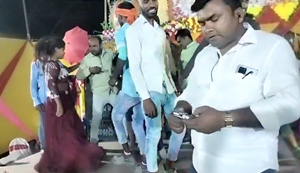 Baar baalaon ke saath pistol ke saath masti kar raha tha mukhiya ji ka beta, VIDEO Viral...