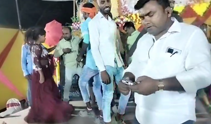 Baar baalaon ke saath pistol ke saath masti kar raha tha muk