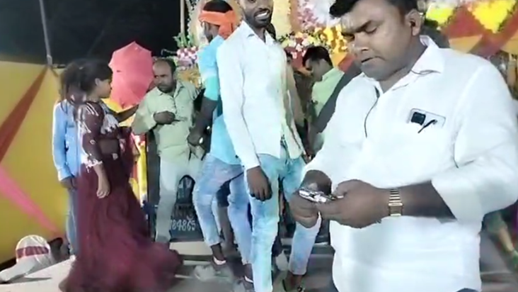 Baar baalaon ke saath pistol ke saath masti kar raha tha muk