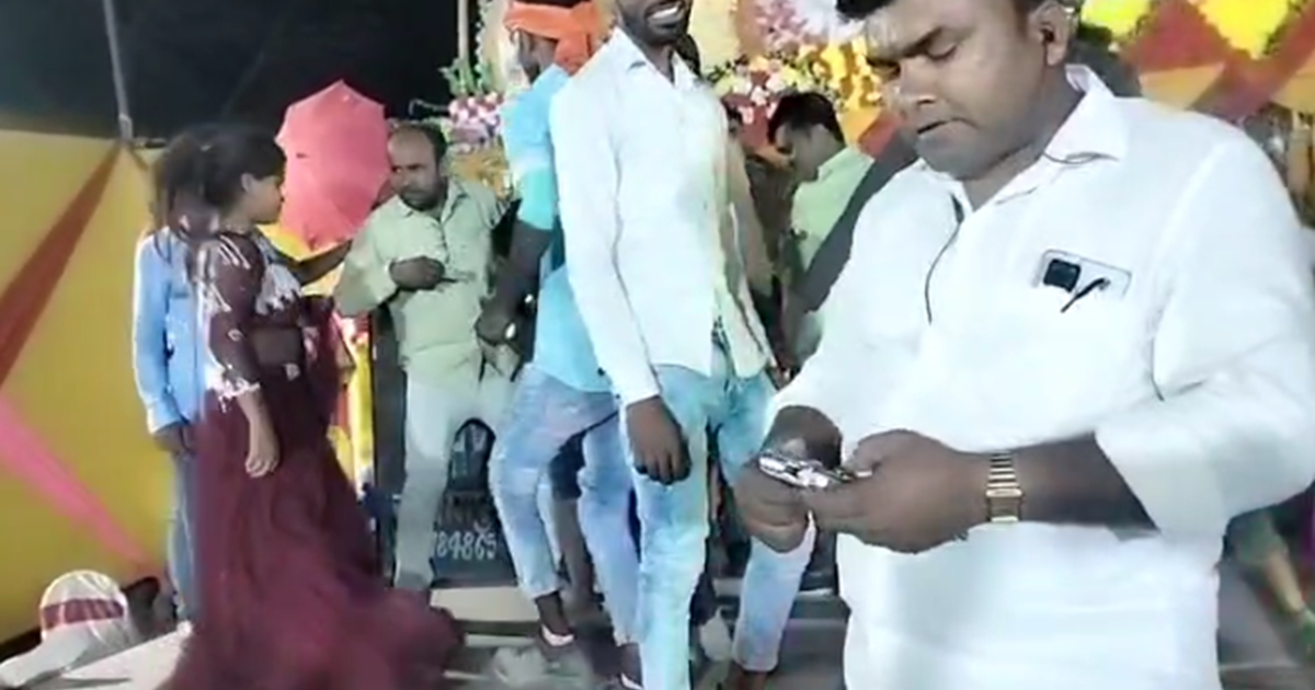 Baar baalaon ke saath pistol ke saath masti kar raha tha muk
