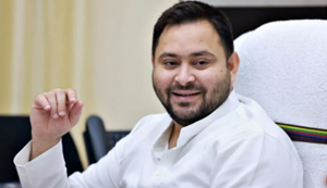 Tejaswi Yadav ne kinnaron ko kiya khush, Rabri Awaas se bahar nikalkar boli...