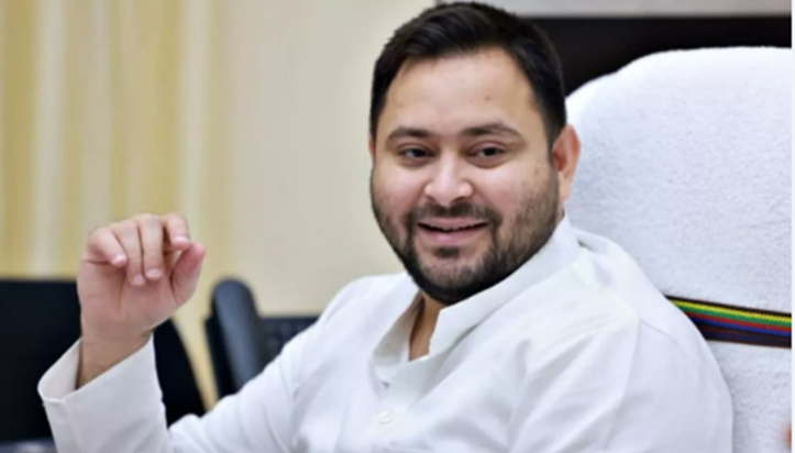 Tejaswi Yadav ne kinnaron ko kiya khush, Rabri Awaas se baha Tejaswi Yadav ne kinnaron ko kiya khush, Rabri Awaas se baha