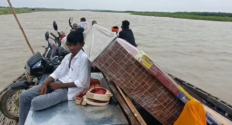 Bihar Unique Marriage : Baadh mein fansi baaraat, fir bhi na Bihar Unique Marriage : Baadh mein fansi baaraat, fir bhi na