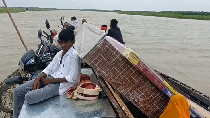 Bihar Unique Marriage : Baadh mein fansi baaraat, fir bhi na