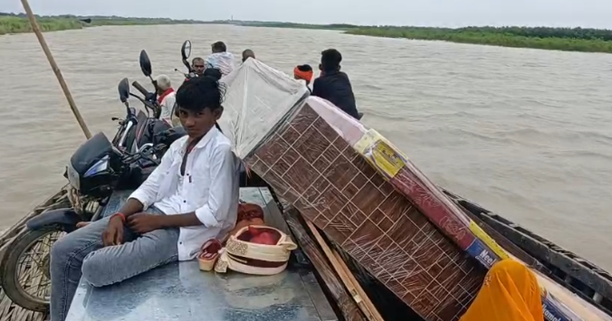 Bihar Unique Marriage : Baadh mein fansi baaraat, fir bhi na