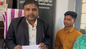 Kalank se mukt hua Jhaamu Chaudhary, apne adhivakta ka pair chhua aur nikal pada apne ghar...