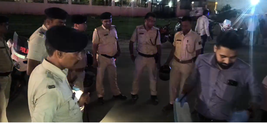 Gopal Khemka ke baad ab school sanchalak ki beech sadak par 