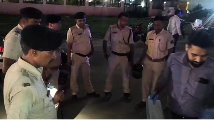 Gopal Khemka ke baad ab school sanchalak ki beech sadak par 