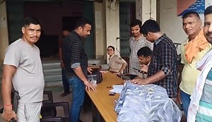 Sarkari yojna ka laabh dilane ke naam par thagi, do shatir giraftar, abhushan aur nagad baramad.