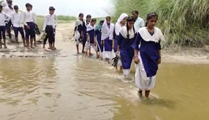 Prashasan Udasin ki Kahani : Narkatiyaganj me pul ke bina chatron ko school jaane me ho rahi pareshani, pul banane ki maang...