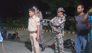 Vyakti ne tadap-tadap kar toda dam, log bane rahe mookdarshak, ambulance ne shav uthane se kiya inkaar.