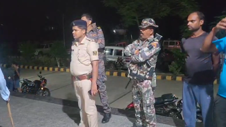 Vyakti ne tadap-tadap kar toda dam, log bane rahe mookdarsha