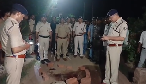 Utpaad vibhaag ki team par hamla, javaabi karyavaahi mein firing... ek ki maut.