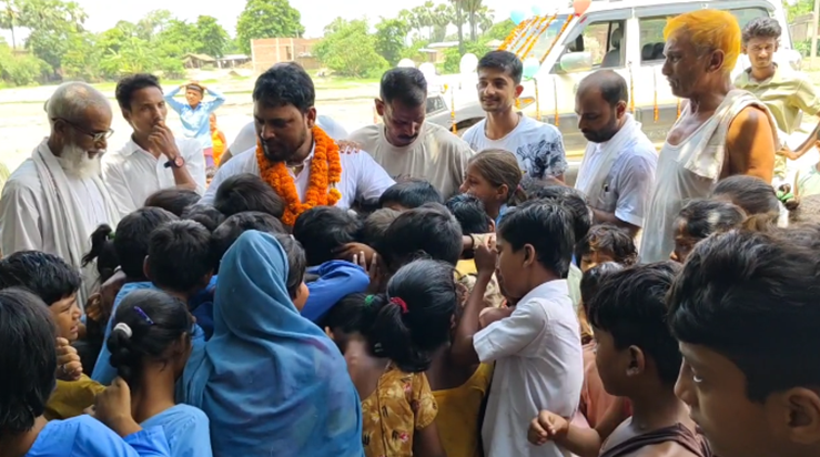 Bihar mein shikshak ke tabadle par schooli bachchon ke saath Bihar mein shikshak ke tabadle par schooli bachchon ke saath