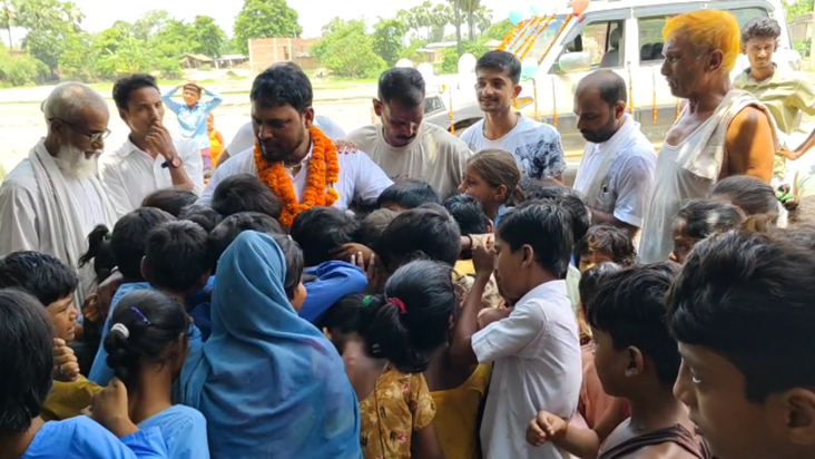 Bihar mein shikshak ke tabadle par schooli bachchon ke saath