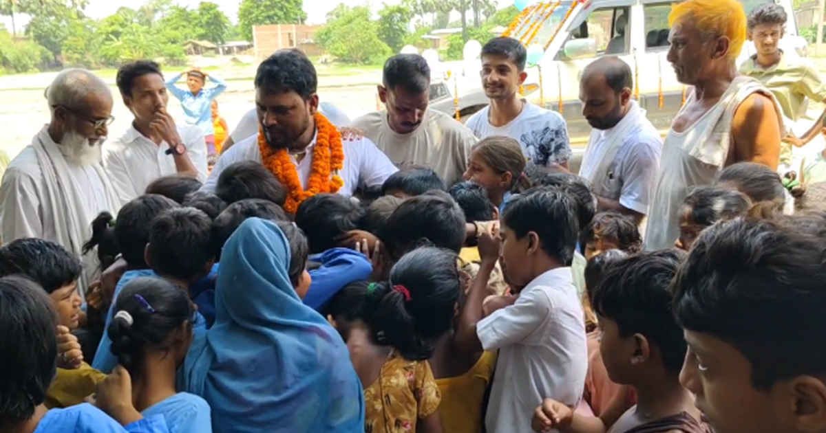 Bihar mein shikshak ke tabadle par schooli bachchon ke saath
