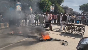 Bihar Band: Matdata punreekshan ke virodh mein Bihar band ka vyapak asar, Danapur court ke paas aagjani kar yatayat baadhit.
