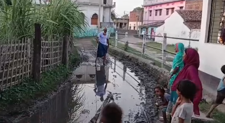 Jaljamav ko lekar graminon ne kiya pradarshan, prakhand kary