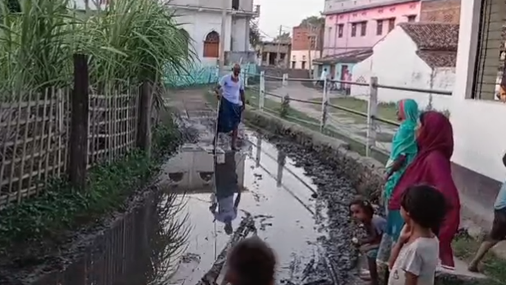 Jaljamav ko lekar graminon ne kiya pradarshan, prakhand kary