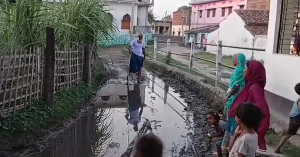 Jaljamav ko lekar graminon ne kiya pradarshan, prakhand kary