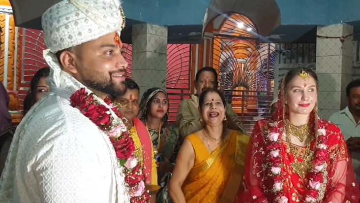 Videshi bahu aur Bharatiya sanskaron ki anokhi kahani : Kati Videshi bahu aur Bharatiya sanskaron ki anokhi kahani : Kati