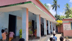 Hadbadi ka kaam gadbadi: Bachon ko school mein sota hua chod pradhanadhyapak school ka tala maar chal diye ghar.