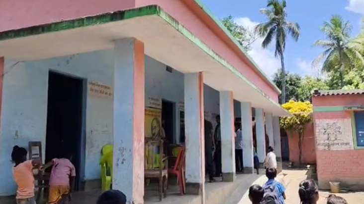 Hadbadi ka kaam gadbadi: Bachon ko school mein sota hua chod