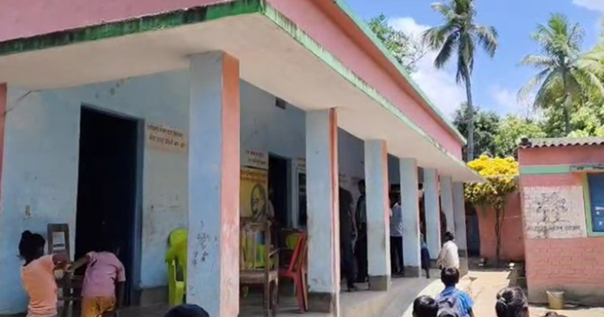 Hadbadi ka kaam gadbadi: Bachon ko school mein sota hua chod