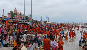 Baba Dham: Aashadh maas ke antim din Guru Purnima ko laakhon kanwariyon ne uttarvahini Ganga mein lagai dubki.