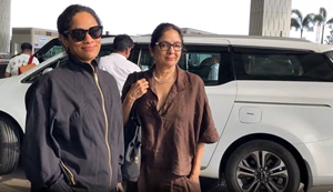 Stylish Look mein Neena Gupta ko apni beti Masaba Gupta ke saath kiya gaya spot.