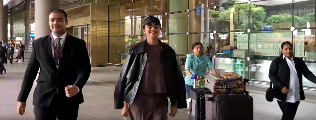 Mumbai Airport par Wheelchair par nazar aayi Shilpa Shetty k Mumbai Airport par Wheelchair par nazar aayi Shilpa Shetty k