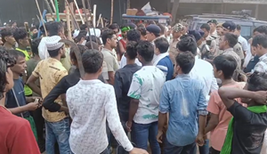 Moharram mein do juloos aapas mein bhidhe, dono taraf se hui jamkar pattharbazi.