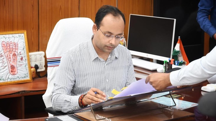 DM ne 9 pidit parivaron ko SC/ST atyachar nivaran ke tahat 8