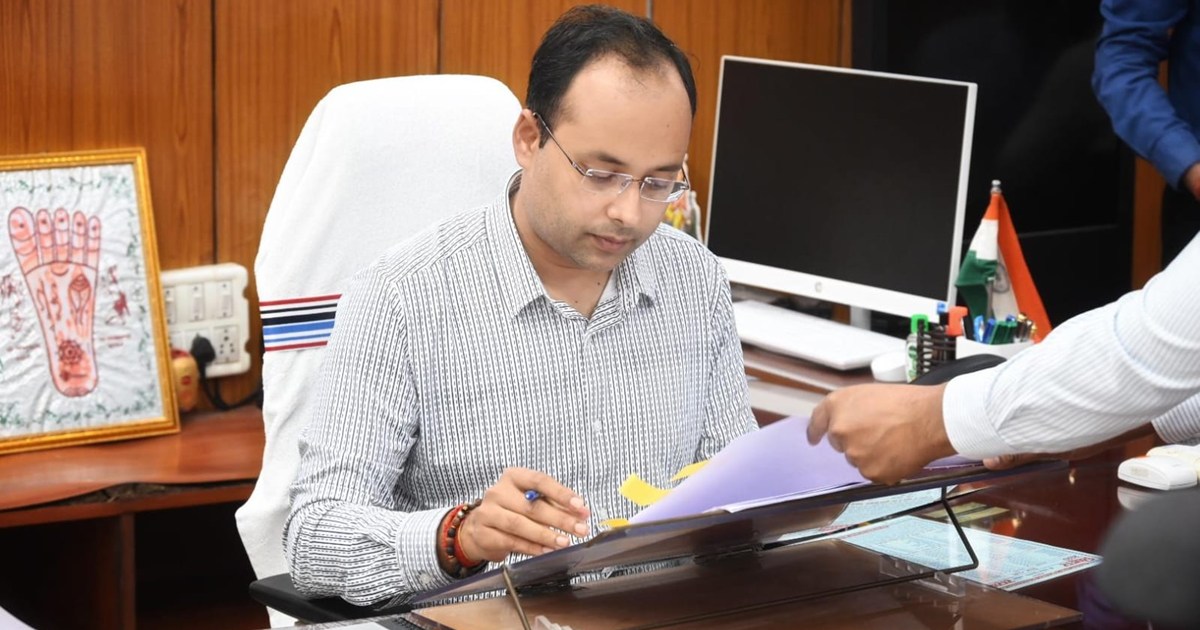 DM ne 9 pidit parivaron ko SC/ST atyachar nivaran ke tahat 8