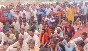 Panchayat sarkar bhavan nirman ko rokne ke liye RJD vidhayak dharna par baithe, mukhiya aur purv mukhiya ke varchasv mein vidhayak gramin aamne-saamne...