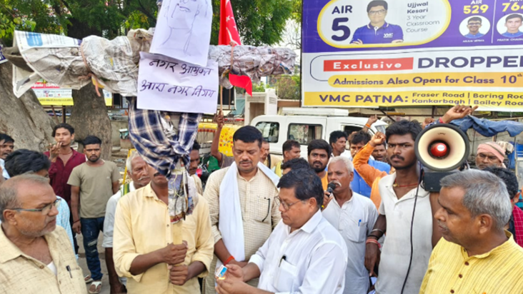 Aara Nagar Aayukt ki manmaani se pareshaan auto chalak ne Aa