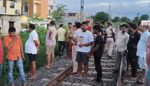 Train Accident: Banka mein railway pul ke paas train ki chapat mein aane se agyaat kishori ki maut.