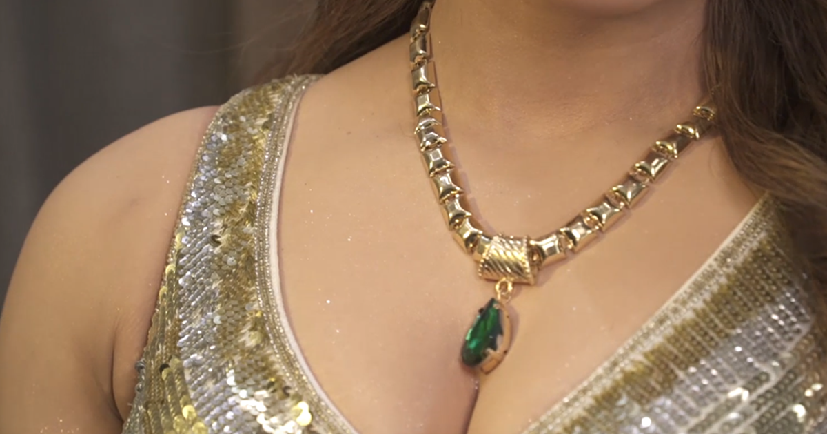 Golden Gown mein Urvashi Rautela ne lagaya Glamorous ka tadk