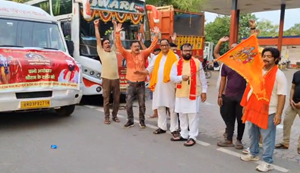 Barhara se Ayodhya ke liye tirthyatriyon ka dusre jhathe ka shubh prasthan, Ajay Singh ne dikhayi jhandi.