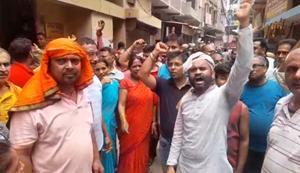 Patna mein mayor Seeta Sahu ke ghar adhi raat mein police chaapemaari, samarthkon ka hangaama, nagar aayukt ka putla dahan...