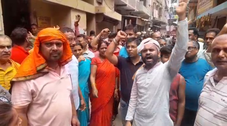 Patna mein mayor Seeta Sahu ke ghar adhi raat mein police ch Patna mein mayor Seeta Sahu ke ghar adhi raat mein police ch