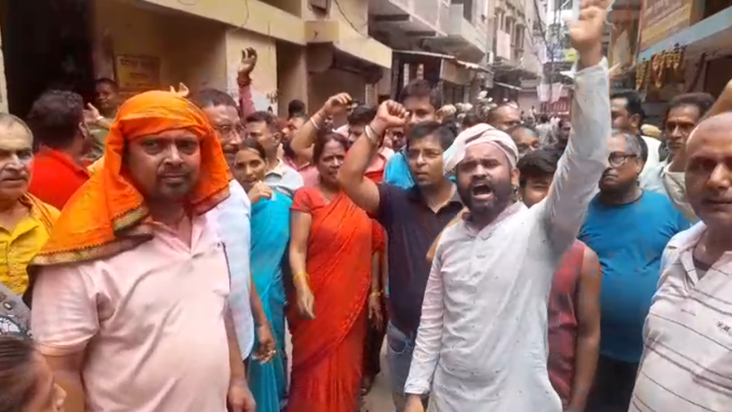 Patna mein mayor Seeta Sahu ke ghar adhi raat mein police ch