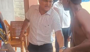 Vidyalay mein padh rahe shikshak ko chhatra ke parijan ghuskar lathi dande se peeta, VIDEO Viral...