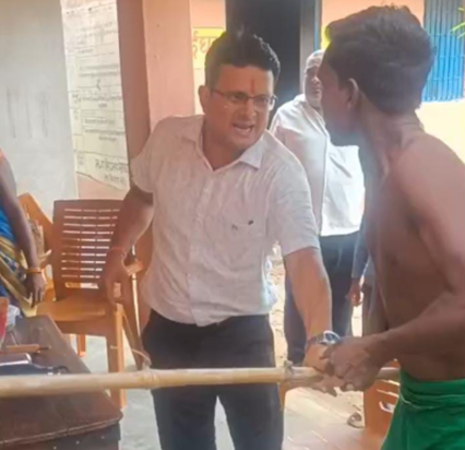 Vidyalay mein padh rahe shikshak ko chhatra ke parijan ghusk