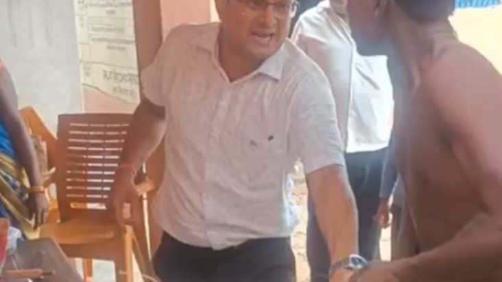 Vidyalay mein padh rahe shikshak ko chhatra ke parijan ghusk